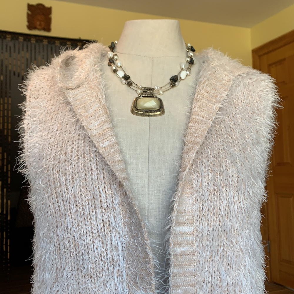 Women’s soft pink shag fur vest with hood. - Picture 3 of 9